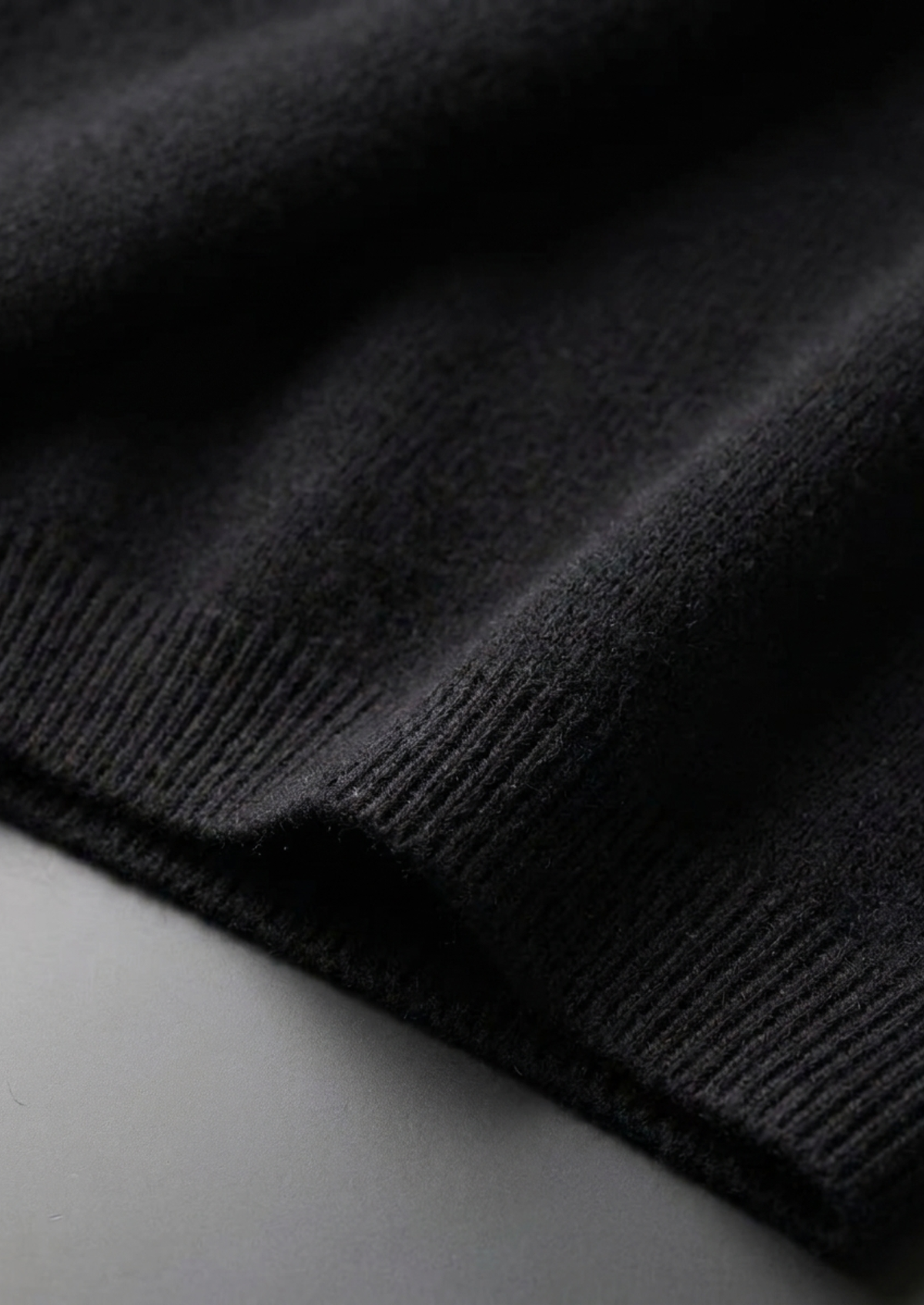 Enzo Camiseta Cachemira Nero de Menielle, detalle del puño