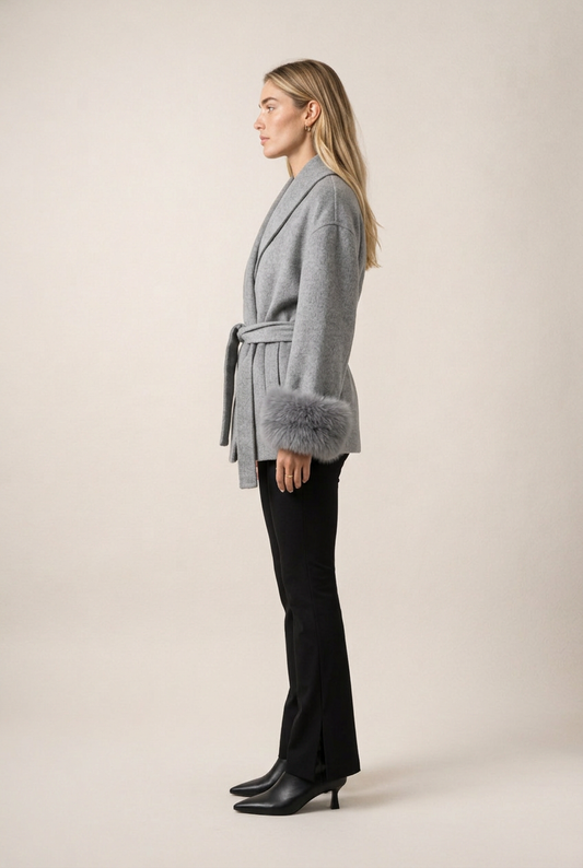 Marlowe Abrigo Gris de Menielle, vista lateral