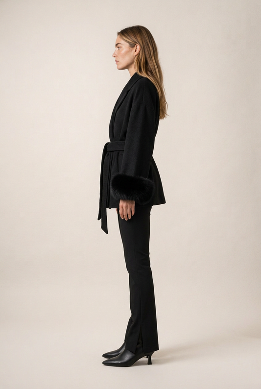 Marlowe Abrigo Negro de Menielle, vista lateral