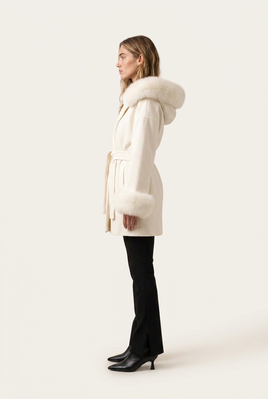 Selvana Abrigo Blanc de Menielle, vista lateral