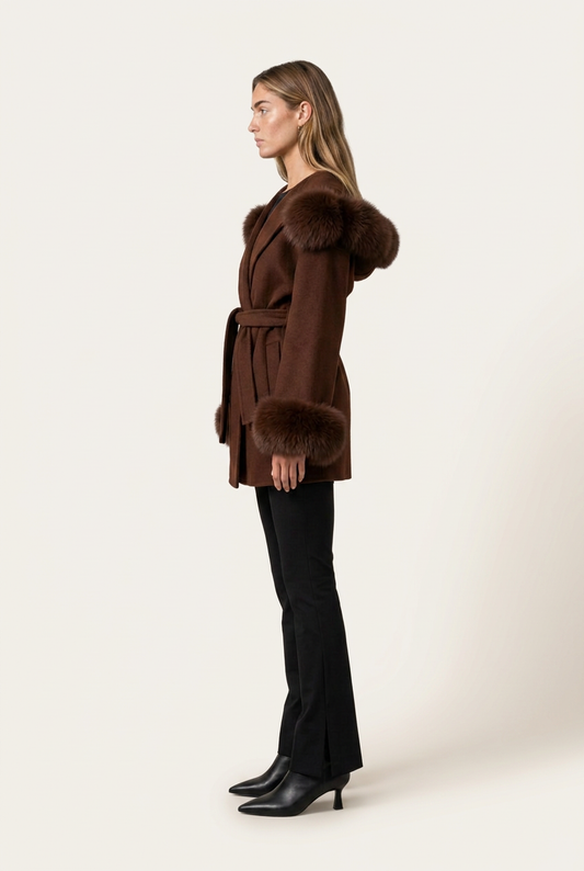 Selvana Abrigo Cioccolato de Menielle, vista lateral
