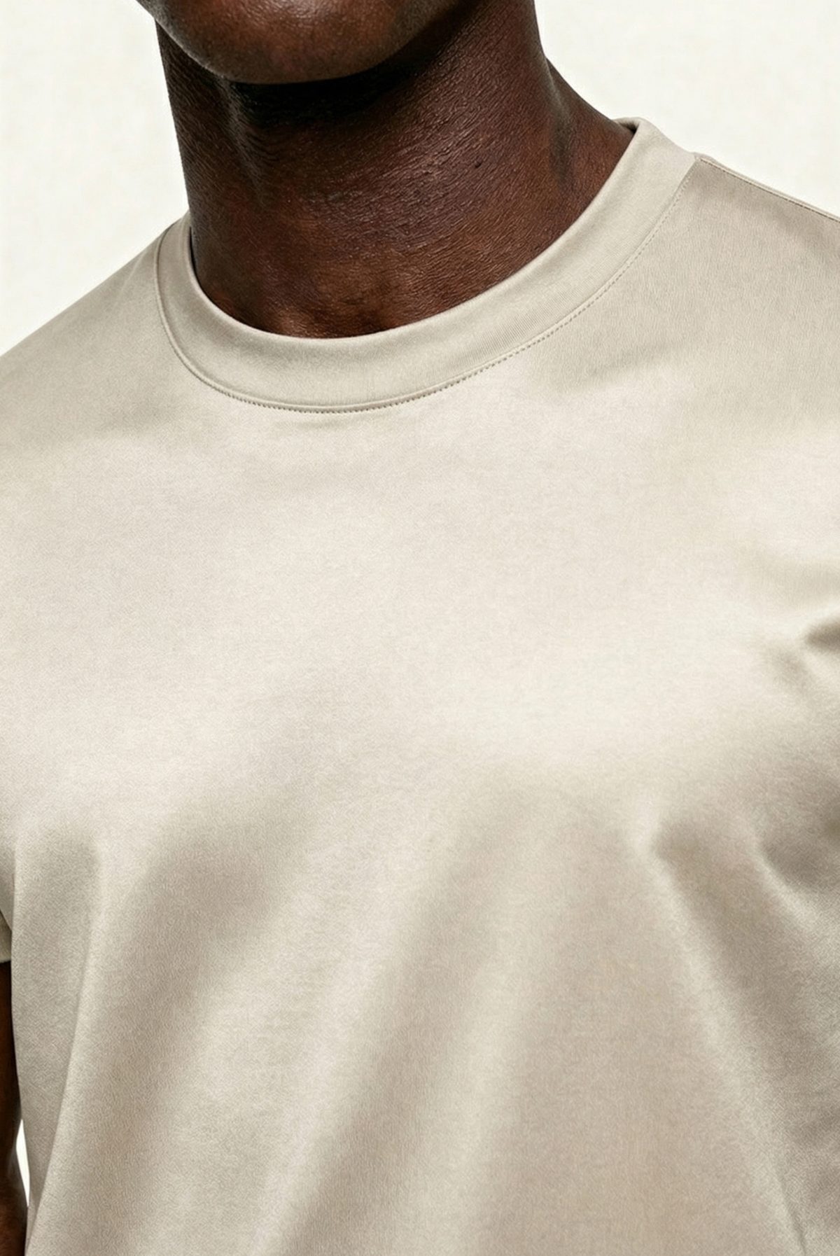 Marcello Camiseta Esencial Greige de MENIELLE, detalle