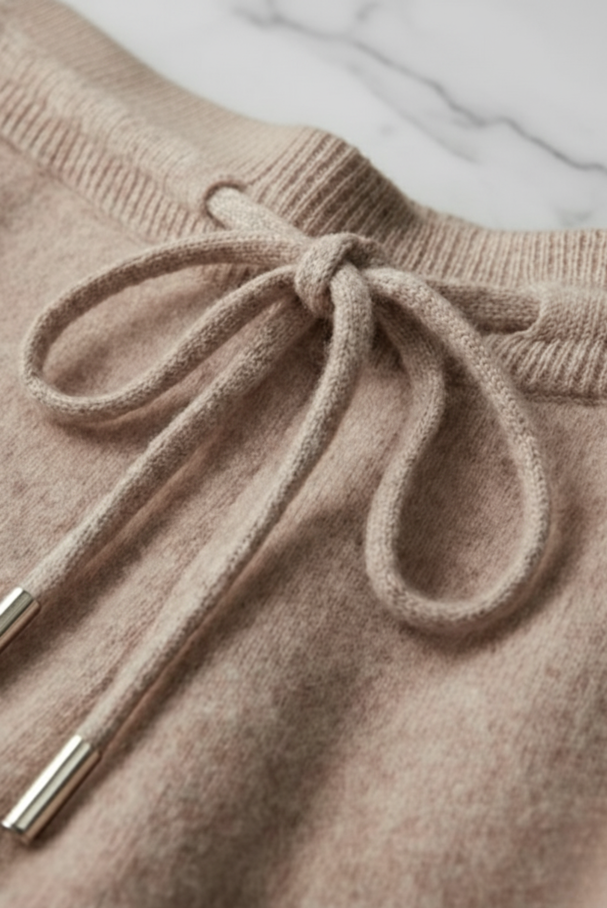 Dante Nocturne Conjunto Lana Merino Beige de MENIELLE, detalle