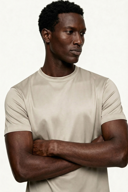 Marcello Camiseta Esencial Greige de MENIELLE, detalle
