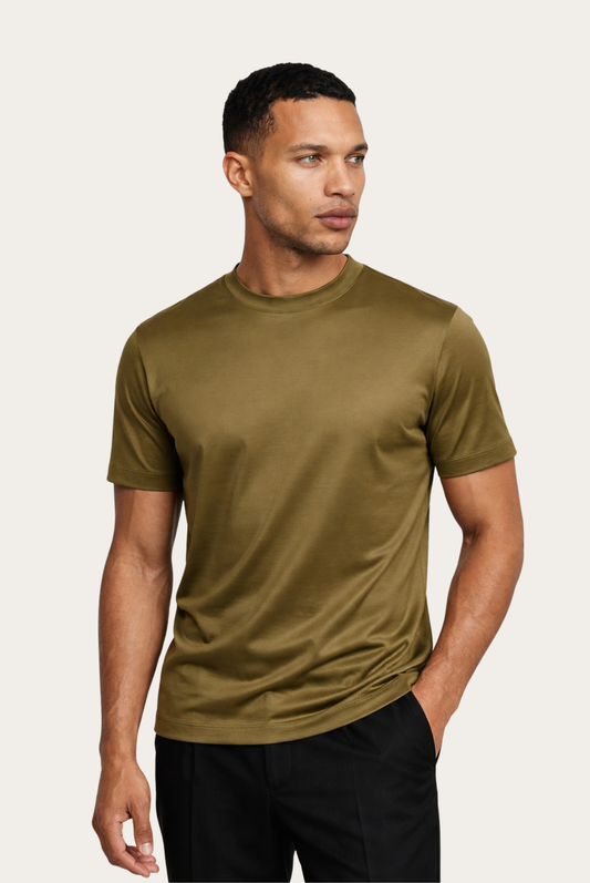 Marcello Camiseta Esencial Oliva de MENIELLE, detalle