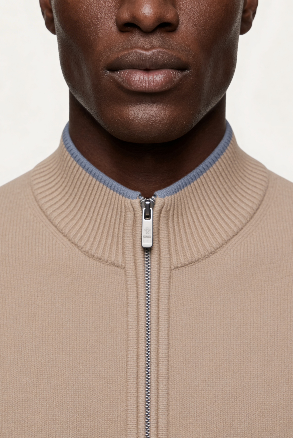 Dante Nocturne Conjunto Lana Merino Beige de MENIELLE, detalle