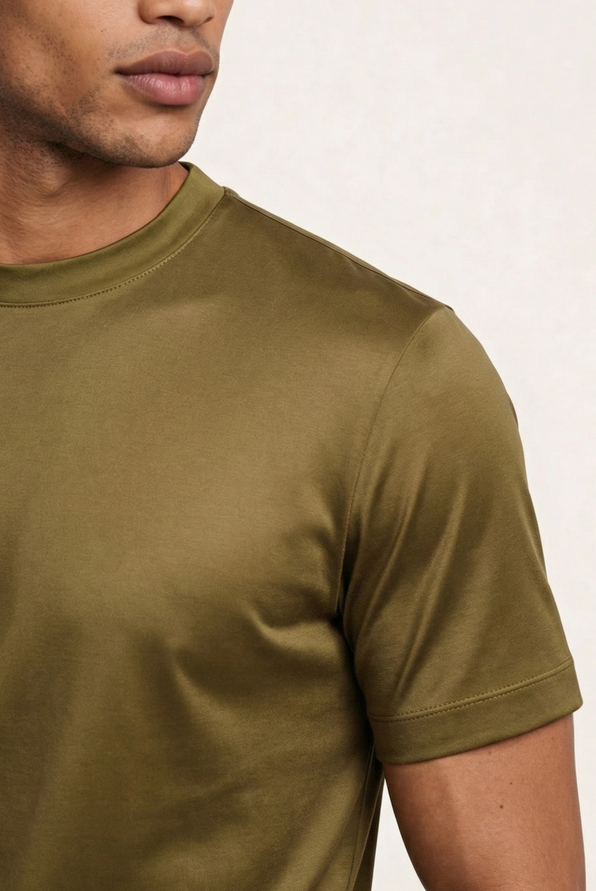 Marcello Camiseta Esencial Oliva de MENIELLE, detalle