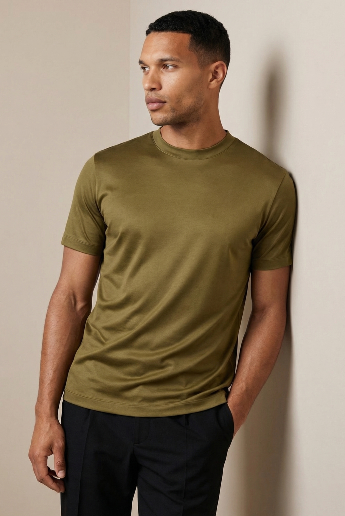 Marcello Camiseta Esencial Oliva de MENIELLE, detalle