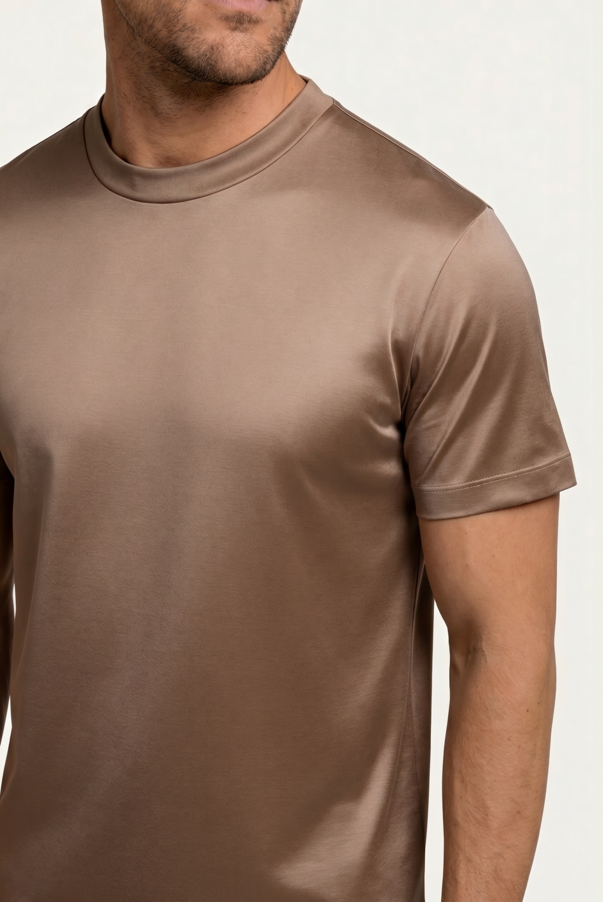 Marcello Camiseta Esencial Taupe de MENIELLE, detalle