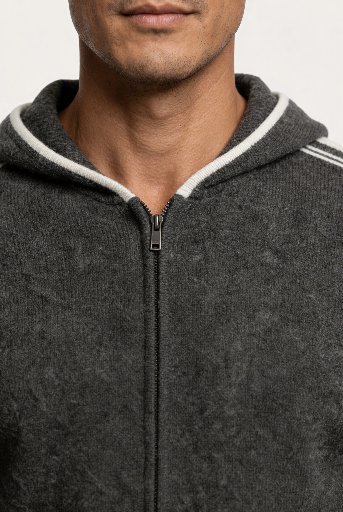 Dante Conjunto Lana Merino Gris de MENIELLE, detalle