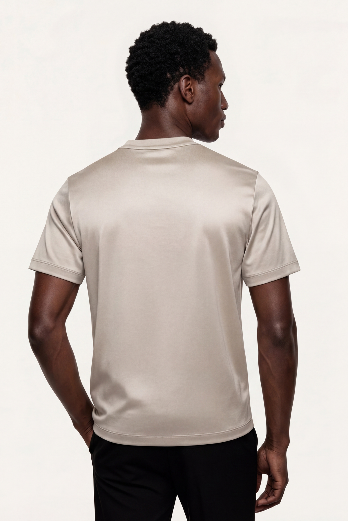 Marcello Camiseta Esencial Greige de MENIELLE, detalle