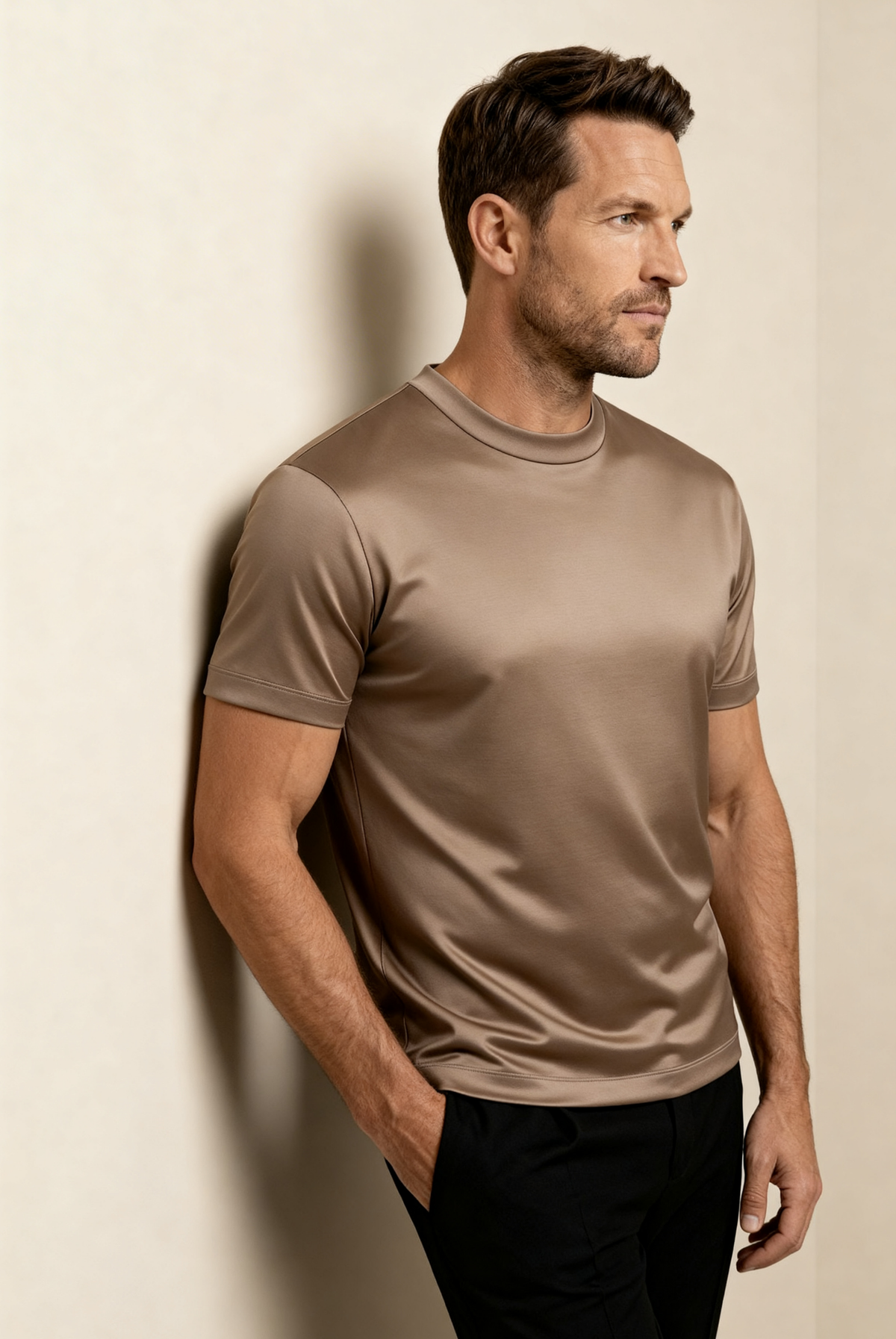 Marcello Camiseta Esencial Taupe de MENIELLE, detalle