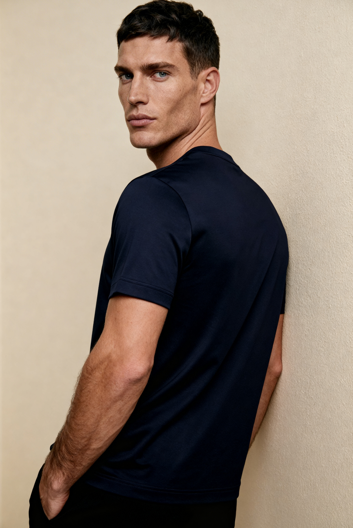 Marcello Camiseta Esencial Navy de MENIELLE, detalle
