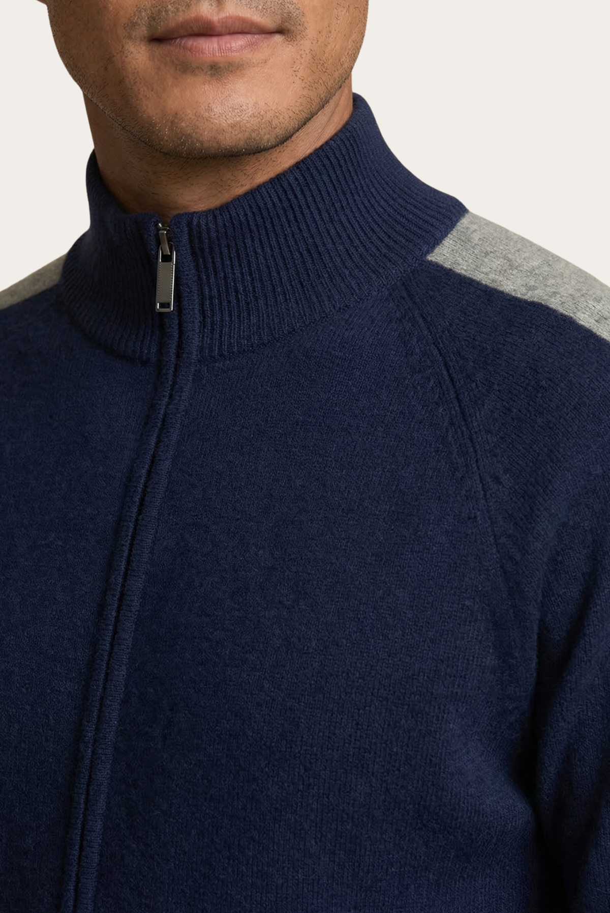 Marzio Conjunto Cachemira Azul Marino de MENIELLE, detalle