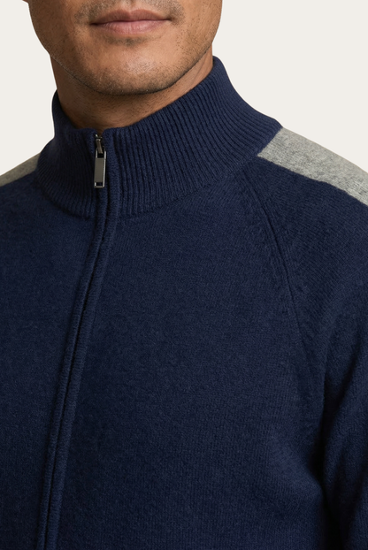 Marzio Conjunto Cachemira Azul Marino de MENIELLE, detalle