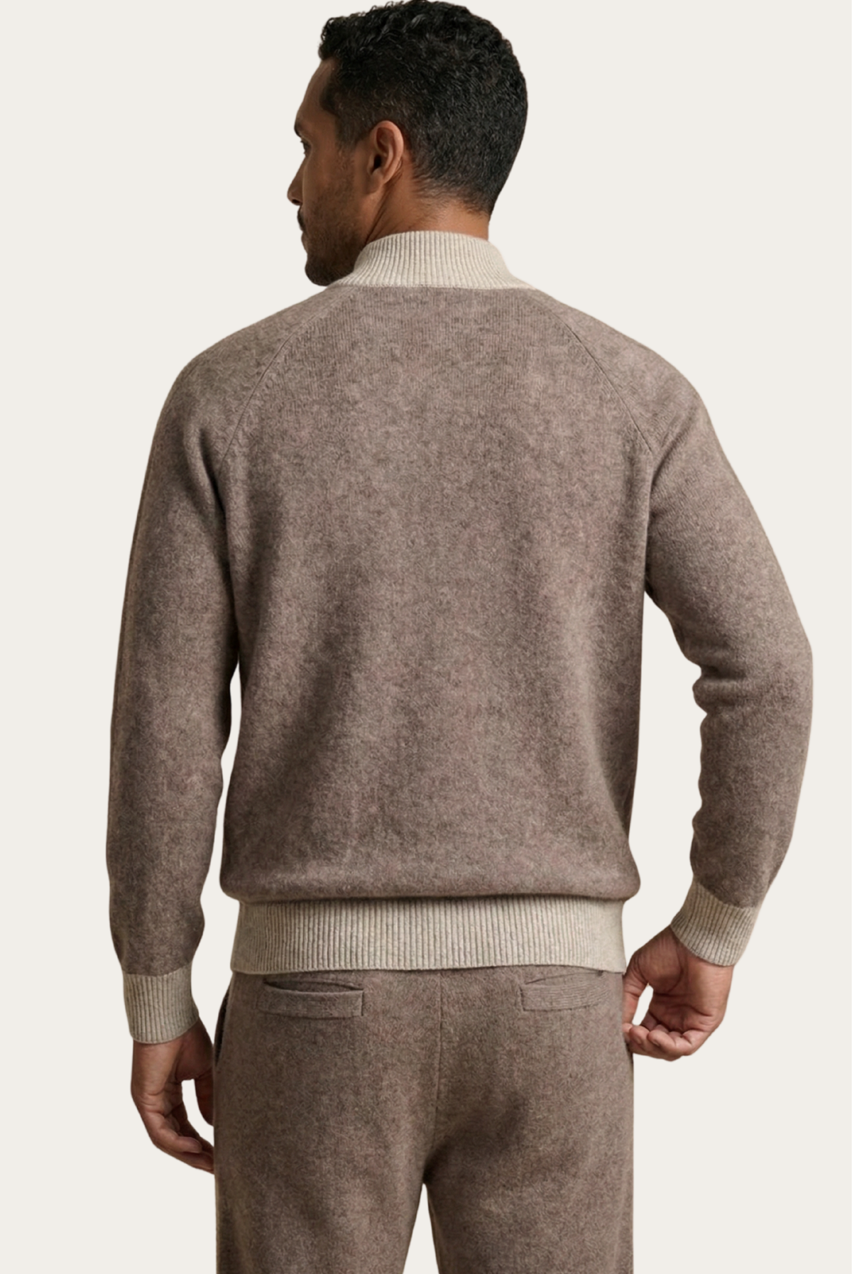 Marzio Conjunto Cachemira Beige de MENIELLE, detalle