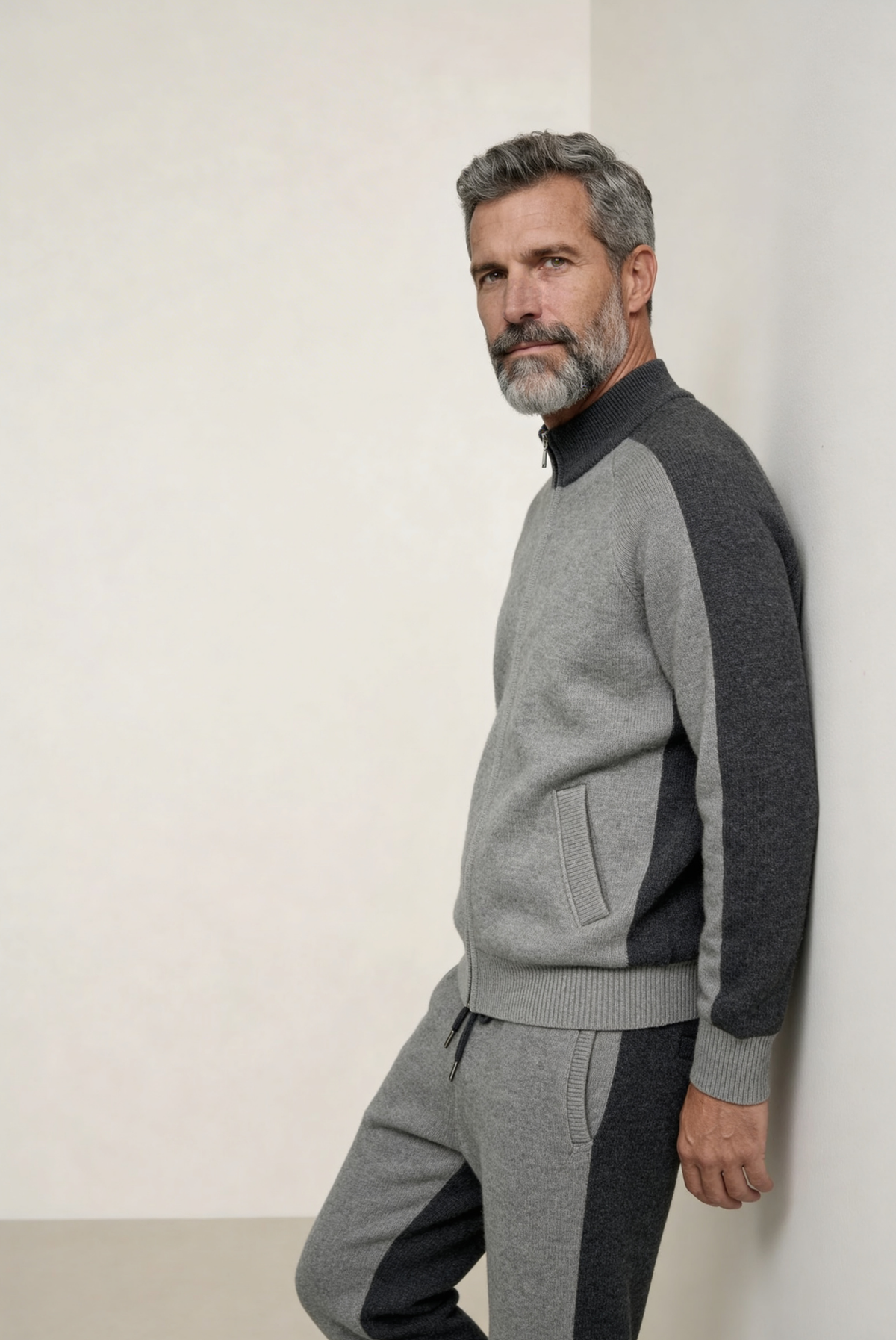 Marzio Conjunto Cachemira Gris de MENIELLE, detalle