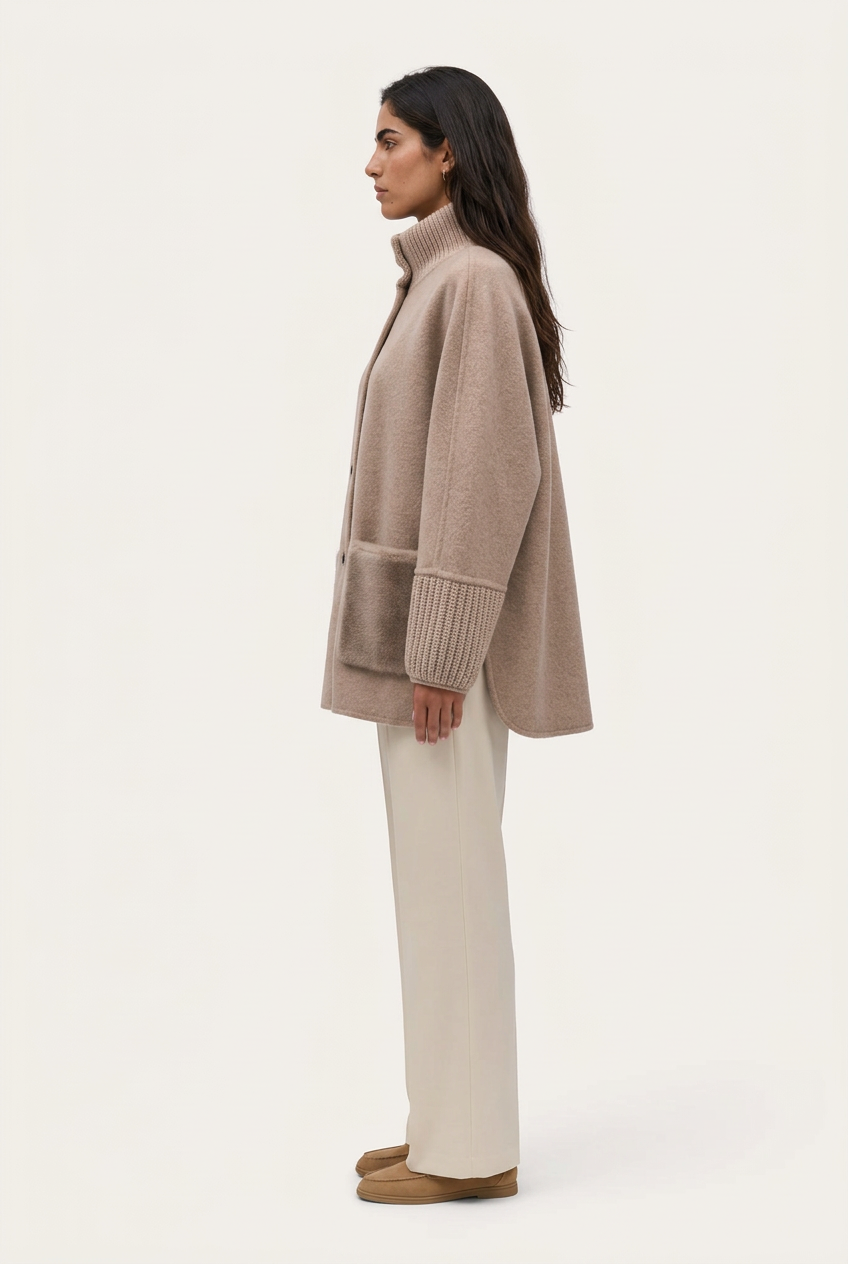 Aurelia Abrigo de Lana y Cachemira Beige para mujer, vista lateral con cuello y puños de punto