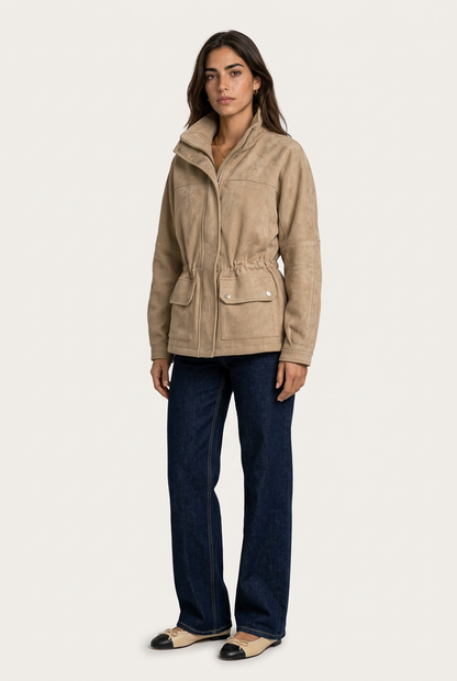 Brescia Chaqueta Suede Beige abierto con cuello alto, cremallera frontal y bolsillos de parche