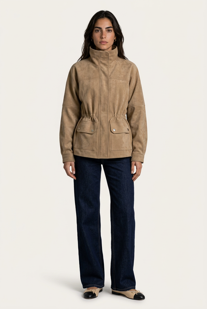 Brescia Chaqueta Suede Beige para mujer, vista frontal con cintura definida y bolsillos con solapa