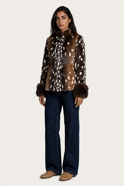 Brunico Chaqueta Ciervo para mujer, vista lateral con corte entallado, cuello alto y puños de pelo