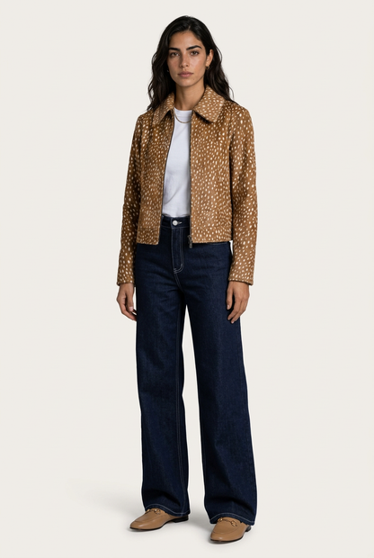 Orvieto Chaqueta Camel para mujer llevada abierta, con estampado efecto ciervo en camel y crema