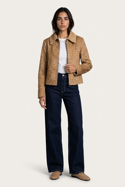 Orvieto Chaqueta Camel para mujer, vista frontal con estampado tipo piel de ciervo y cierre de cremallera