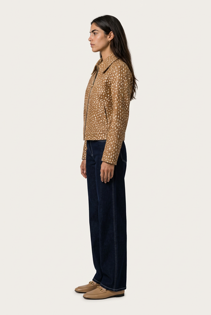 Orvieto Chaqueta Camel para mujer, vista lateral con estampado tipo ciervo y cuello camisero