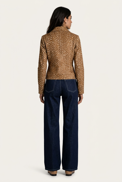 Orvieto Chaqueta Camel para mujer, vista trasera con estampado efecto piel de ciervo en tonos camel y crema