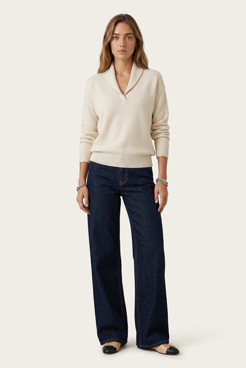 Mujer con el Antonine Jersey beige de Menielle, jersey de punto con cuello chal en V, vista frontal con vaqueros oscuros