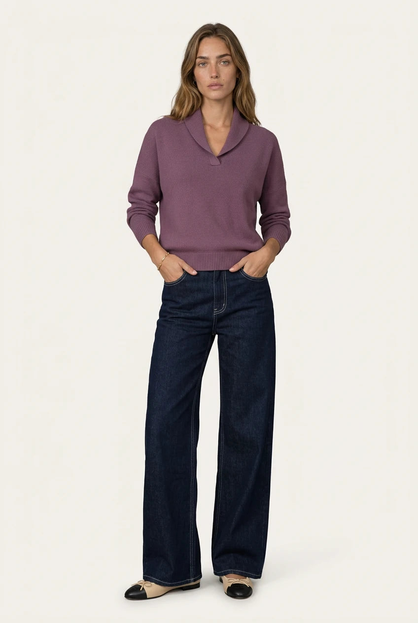 Woman wearing the Menielle Antonine Sweater in mauve, V-shaped shawl collar, hands in the pockets of wide dark jeans