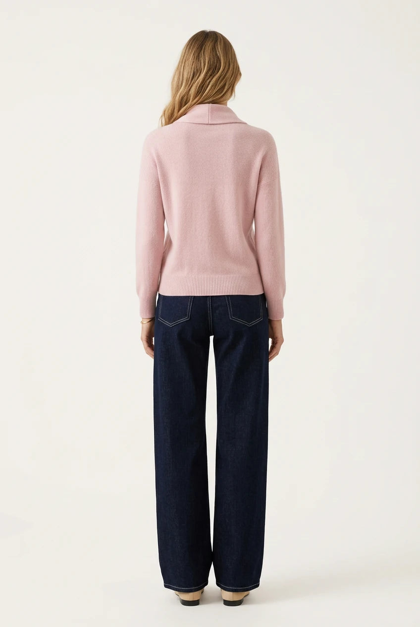 Espalda del Antonine Jersey rosa de Menielle: jersey de punto con cuello chal y bajo de canalé, con vaqueros oscuros