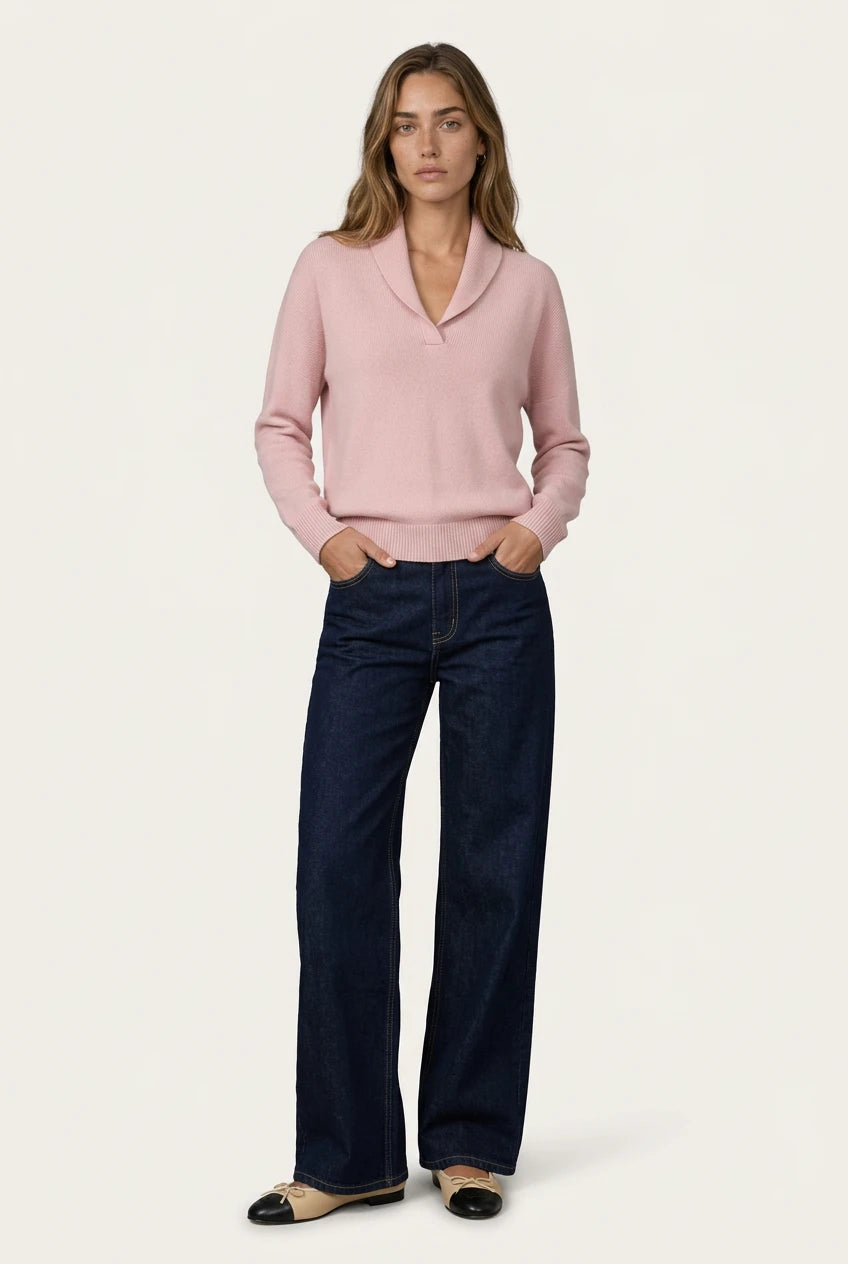 Antonine Jersey rosa de Menielle, jersey de punto con cuello chal en V, look con manos en los bolsillos de los vaqueros