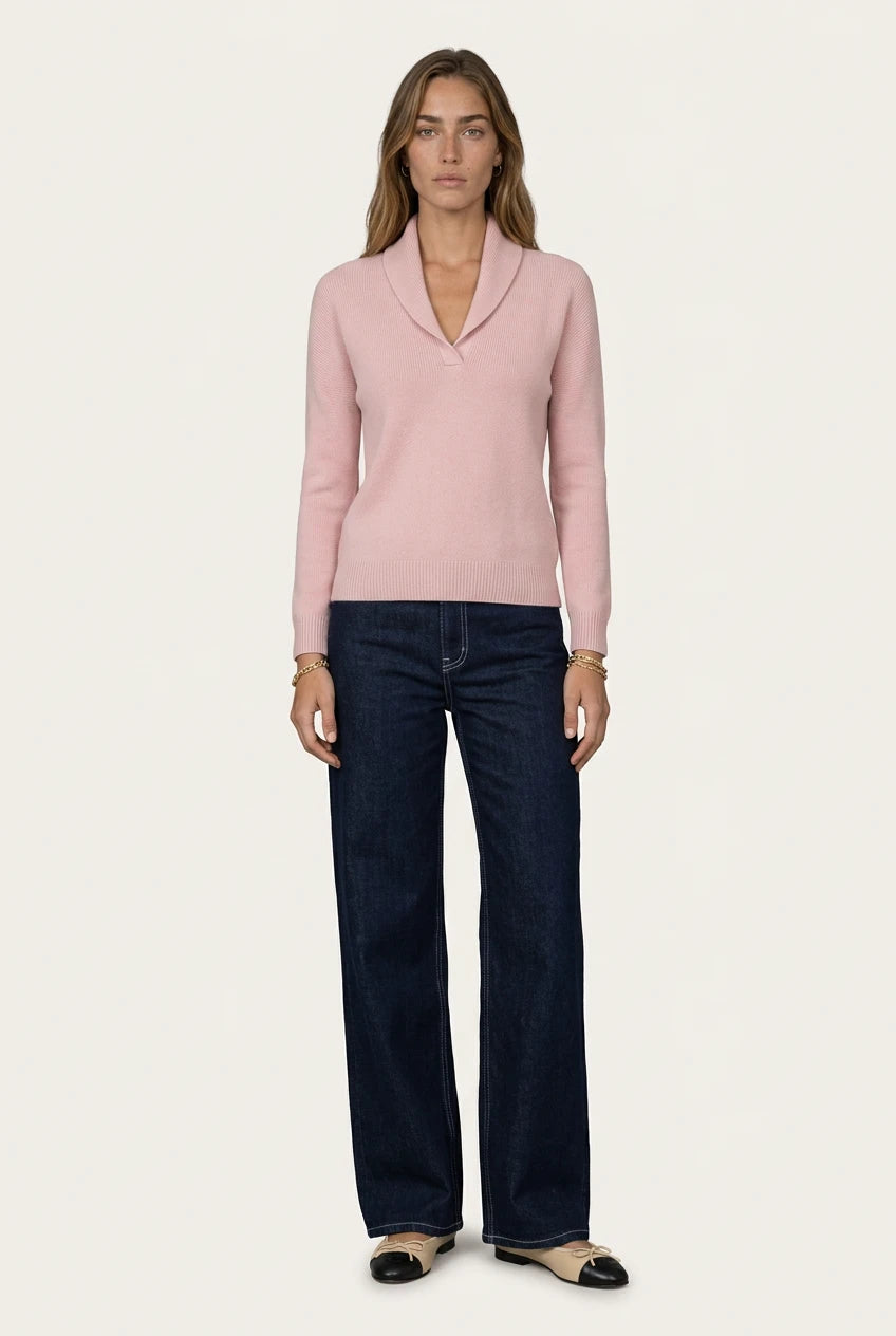Mujer con el Antonine Jersey rosa de Menielle, jersey de punto con cuello chal en V, vista frontal con vaqueros oscuros