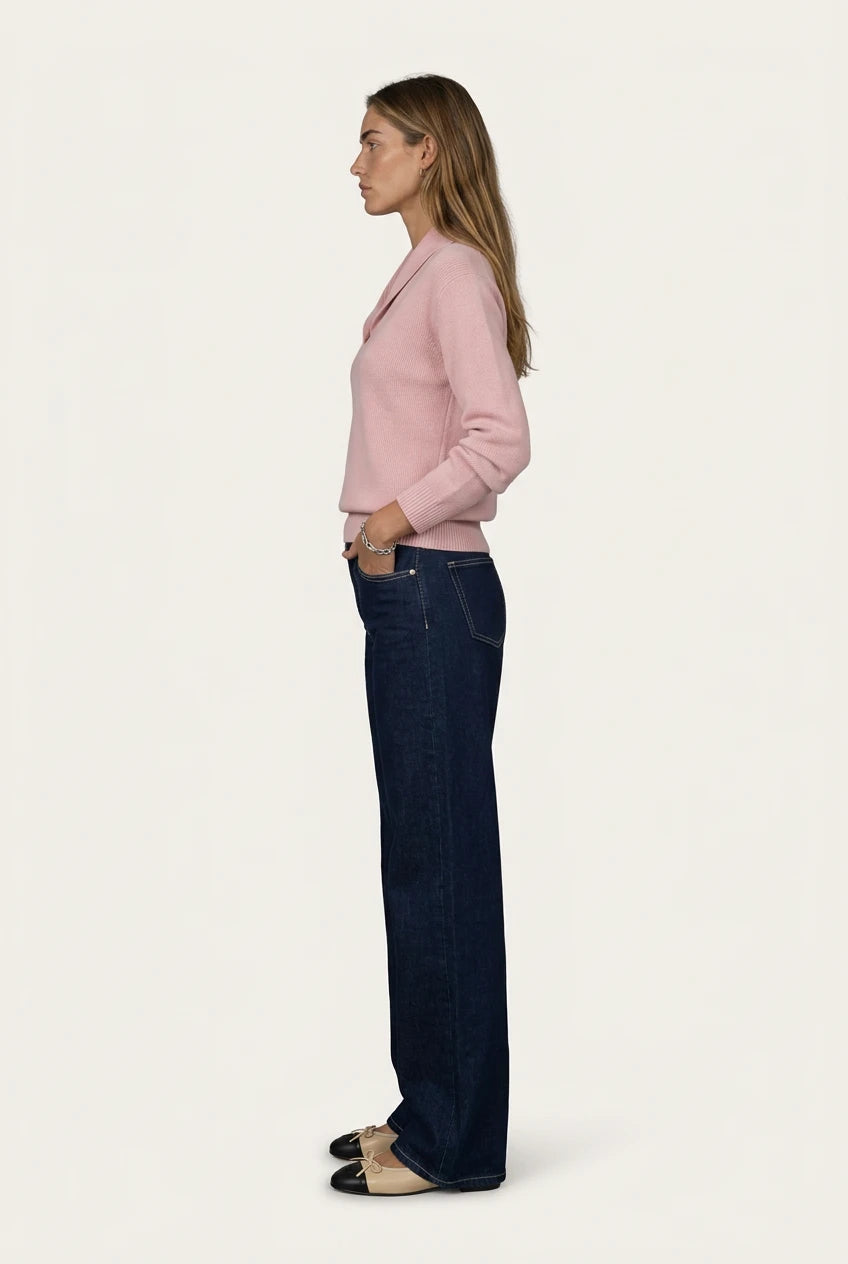 Perfil del Antonine Jersey rosa de Menielle: jersey de punto con cuello chal en V y puños de canalé, con vaqueros oscuros