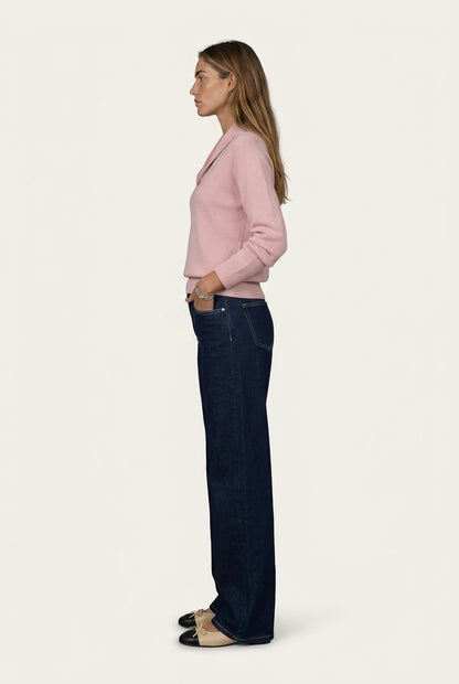 Perfil del Antonine Jersey rosa de Menielle: jersey de punto con cuello chal en V y puños de canalé, con vaqueros oscuros