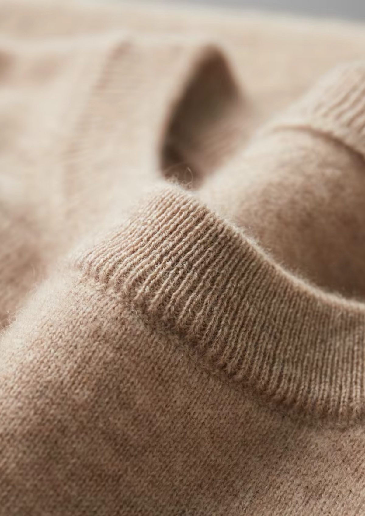 Enzo Camiseta Cachemira Beige de Menielle, detalle del cuello