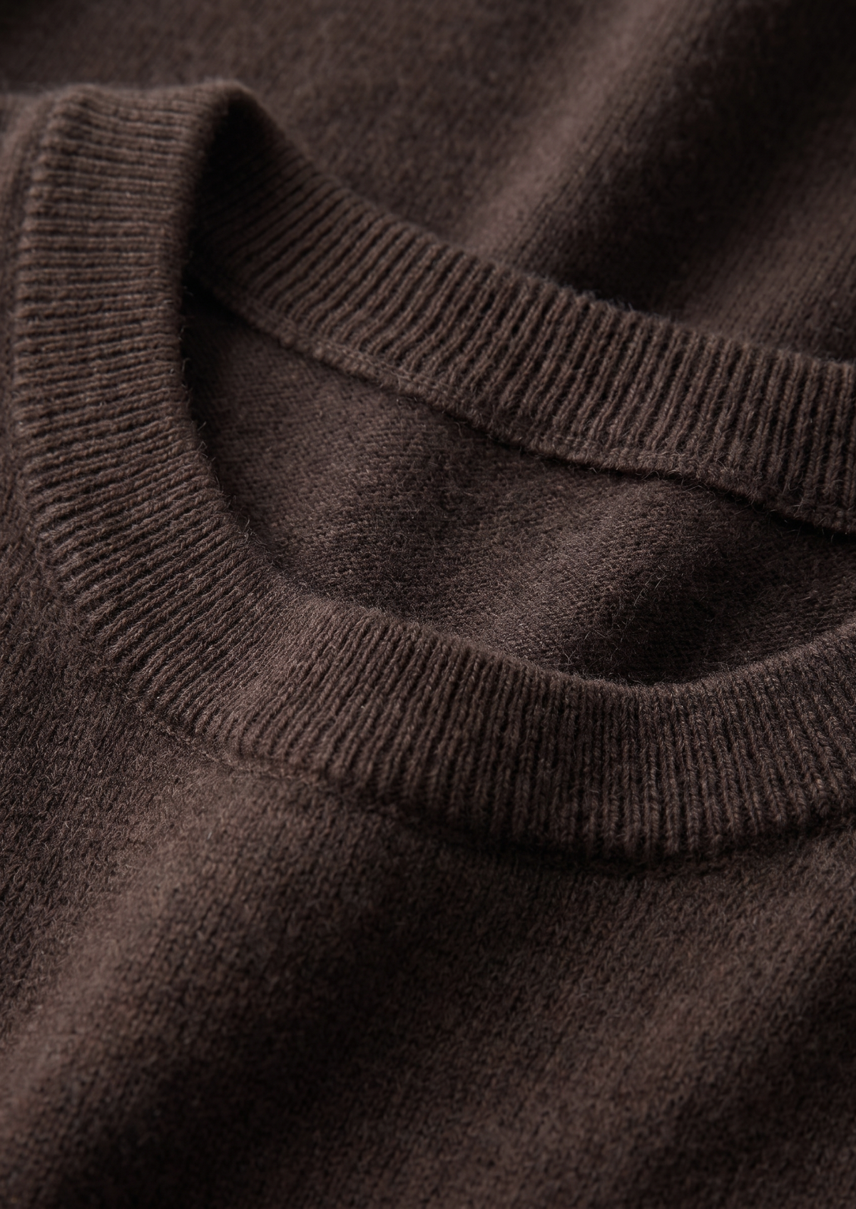 Enzo Camiseta Cachemira Cioccolato de Menielle, detalle del cuello
