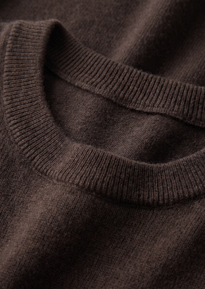 Enzo Camiseta Cachemira Cioccolato de Menielle, detalle del cuello