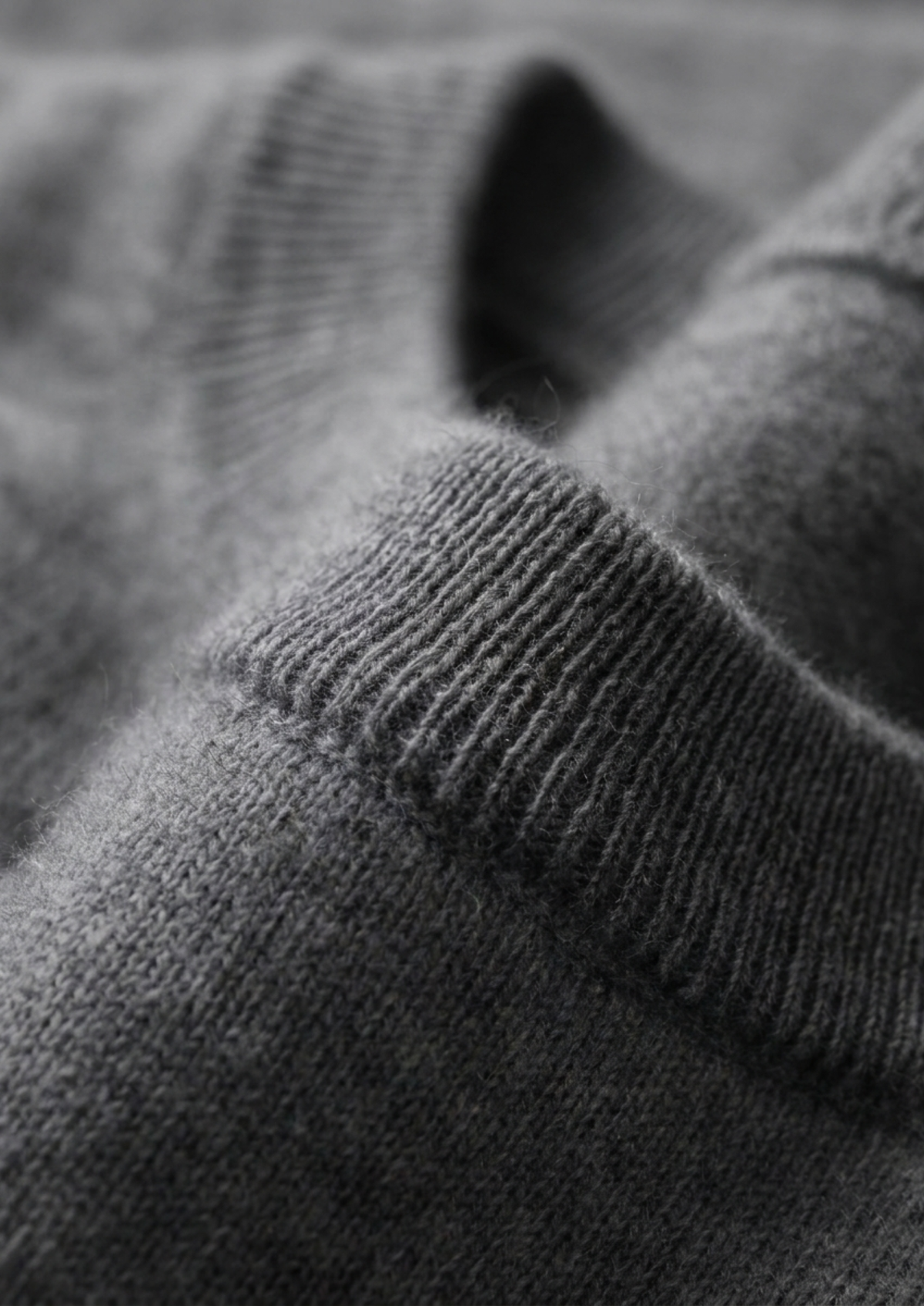 Enzo Camiseta Cachemira Gris de Menielle, detalle del cuello