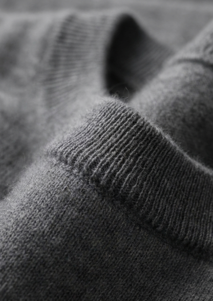 Enzo Camiseta Cachemira Gris de Menielle, detalle del cuello