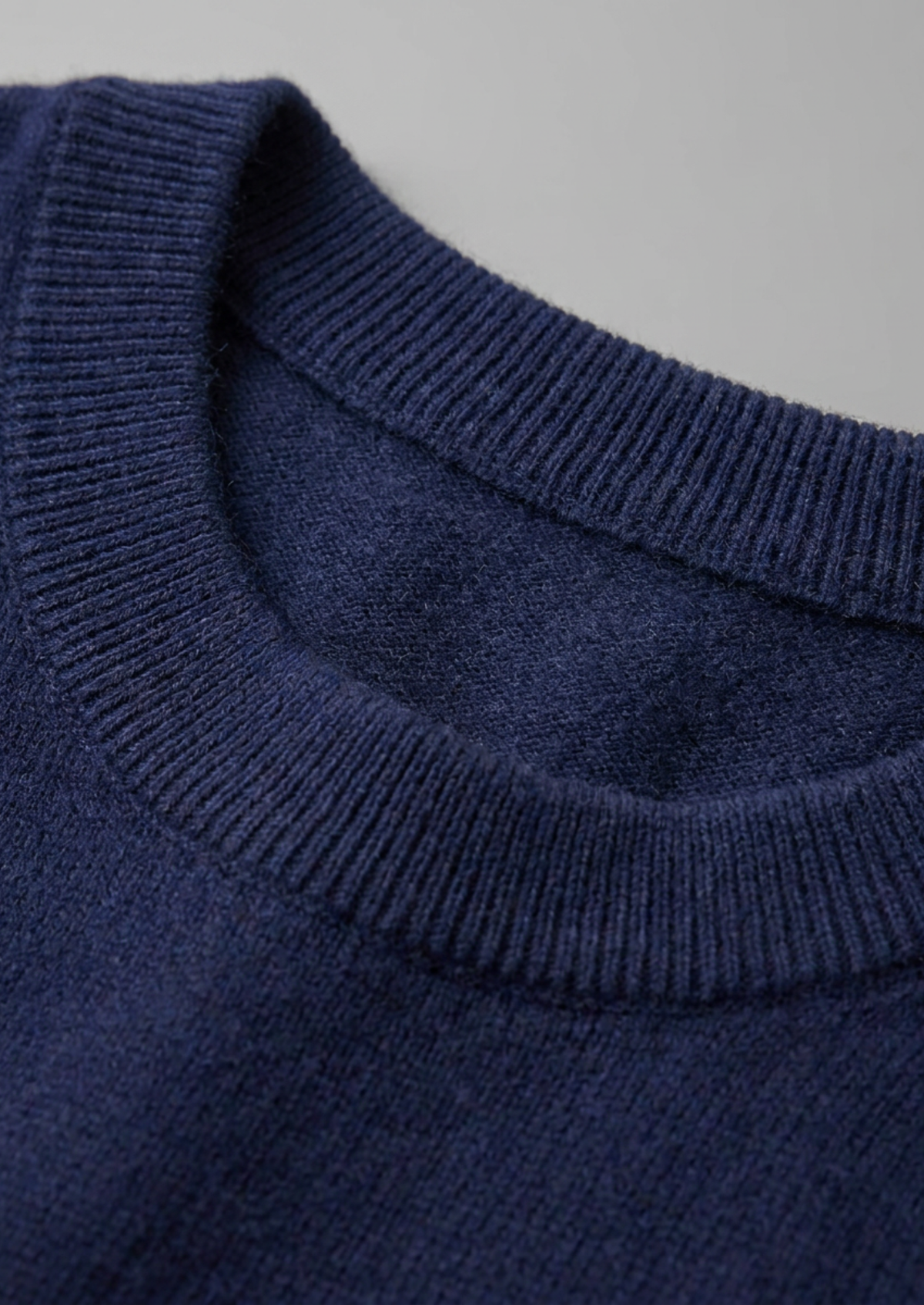 Enzo Camiseta Cachemira Navy de Menielle, detalle del cuello