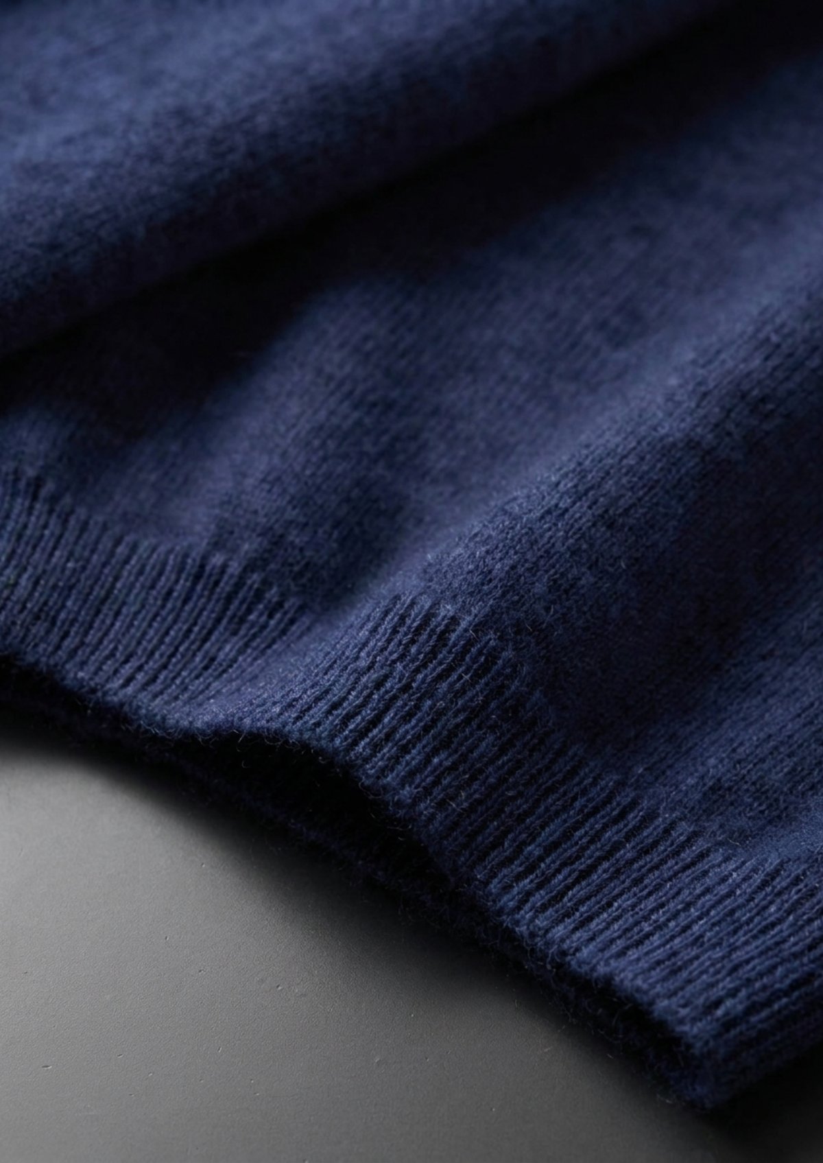 Enzo Camiseta Cachemira Navy de Menielle, detalle del puño