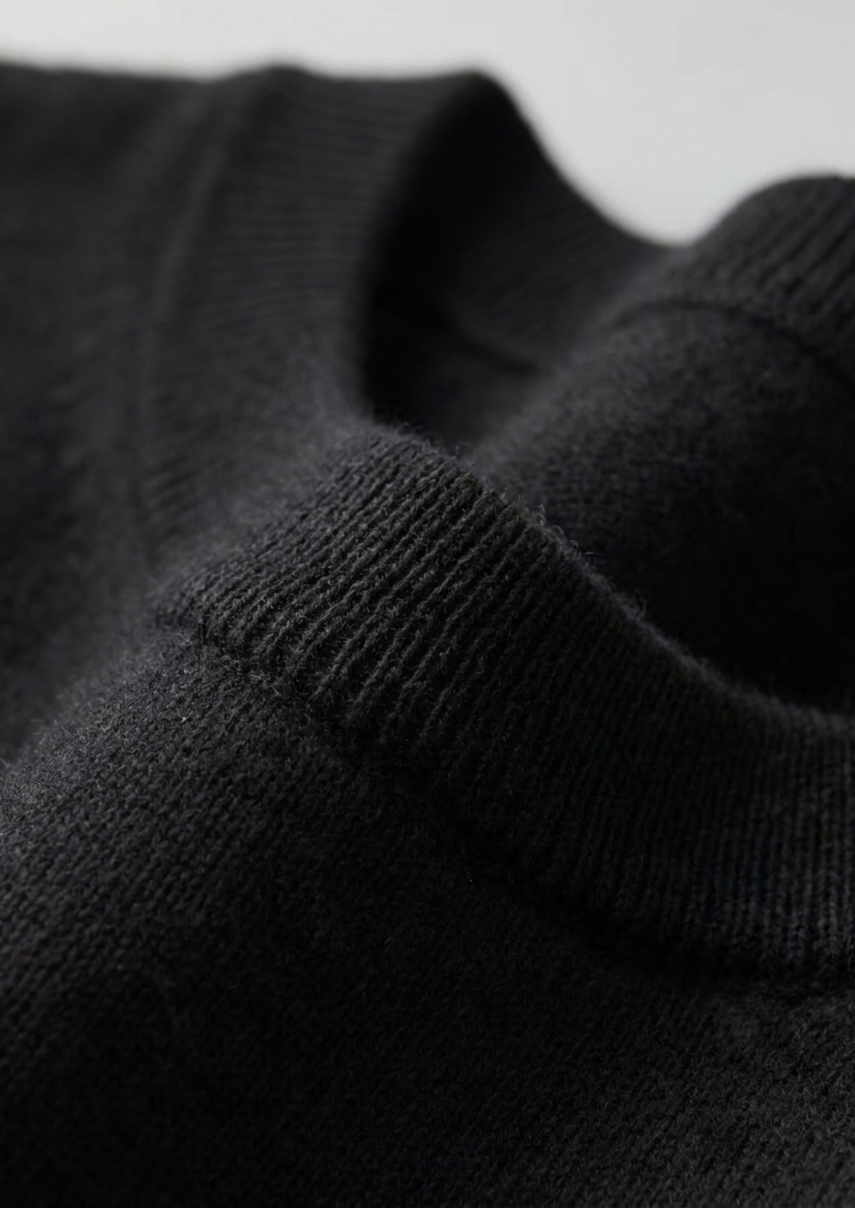 Enzo Camiseta Cachemira Nero de Menielle, detalle del cuello