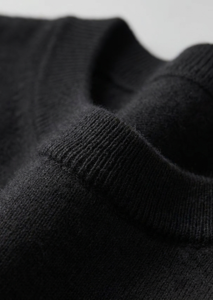 Enzo Camiseta Cachemira Nero de Menielle, detalle del cuello