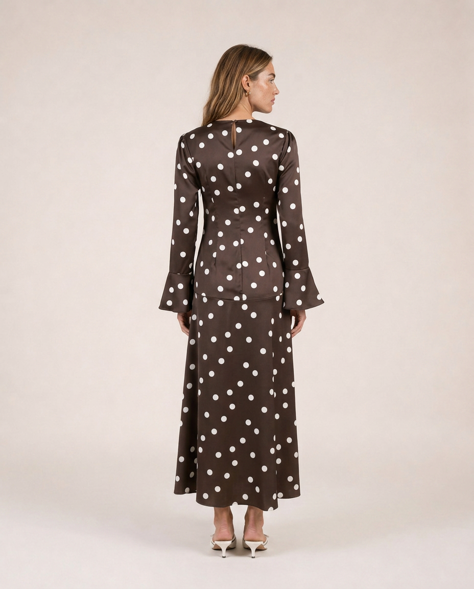 Livia vestido midi de lunares chocolate y crema visto de espaldas
