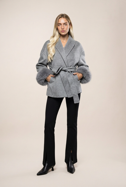Marlowe Abrigo Gris de Menielle, vista frontal, otro ángulo