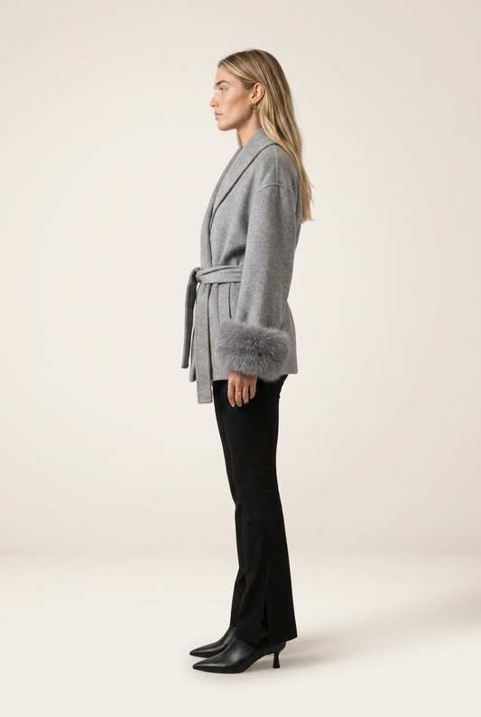 Marlowe Abrigo Gris de Menielle, vista lateral