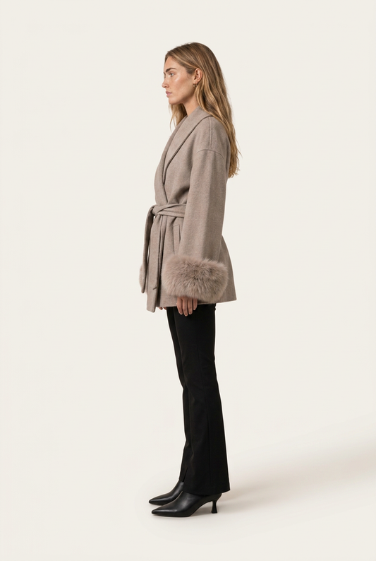 Marlowe Abrigo Taupe de Menielle, vista lateral
