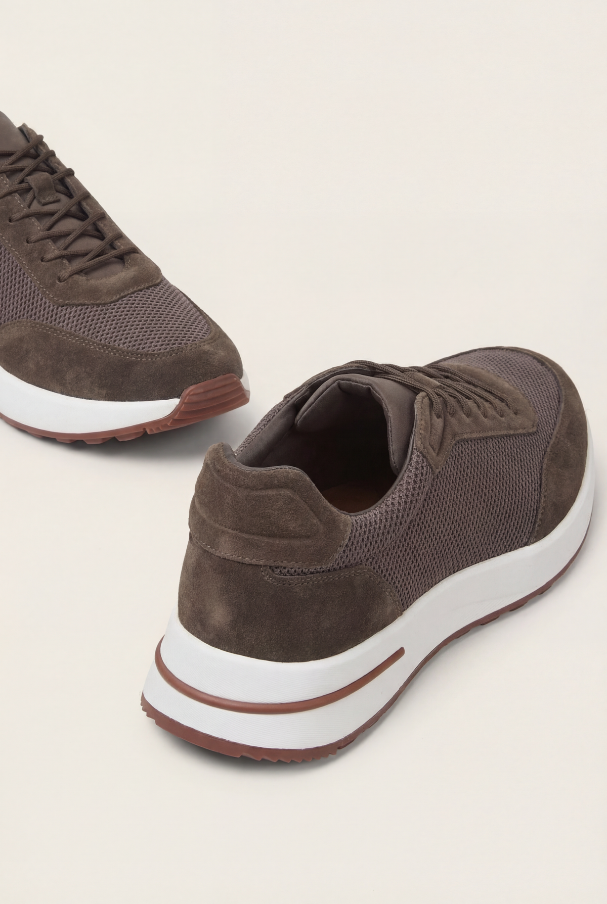 Stresa Sneaker Cioccolato de Menielle, detalle de talón